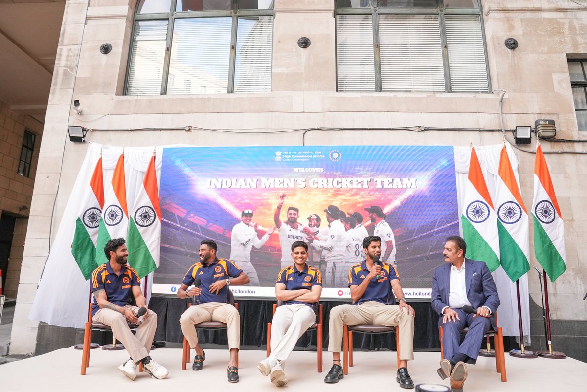 An honourable moment for #TeamIndia 🇮🇳 in London!

Hosted by the High Commission of India 🇬🇧 —
Captain Shubman Gill &amp; Coach Gautam Gambhir gifted signed bats to Mr. Vikram Doraiswami &amp; Mr. Sujit Ghosh.

📸 Pics via <a href="/BCCI/">BCCI</a>
#ENGvIND
