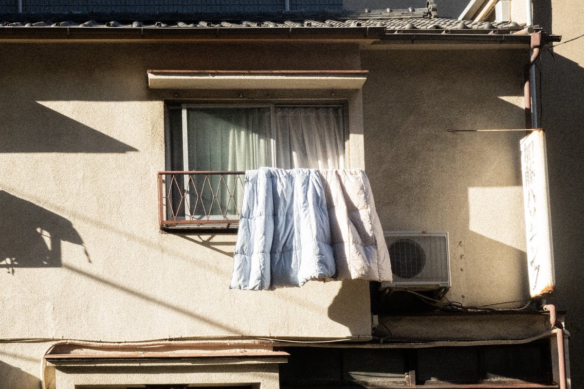 일본에는 베란다에 빨래 널어두는 집이 많았슨
빛을 받으니 빨랫감 색상이 더 아름다워 보여서 자꾸 찍게 됐슨..