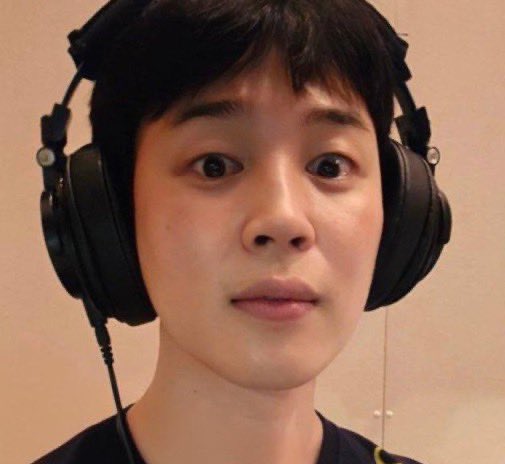 prodby_rm's tweet image. wait vmins headphones are exactly the same that only means one thing in korea