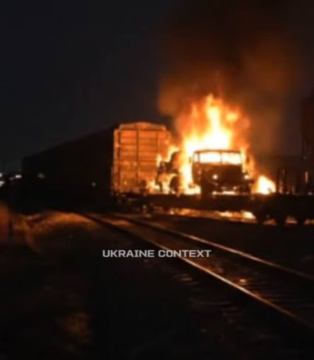 5fZh4fAHfTGpppe's tweet image. Ростовська обл Сальськ, вражено ешелон з паливом в військовою технікою