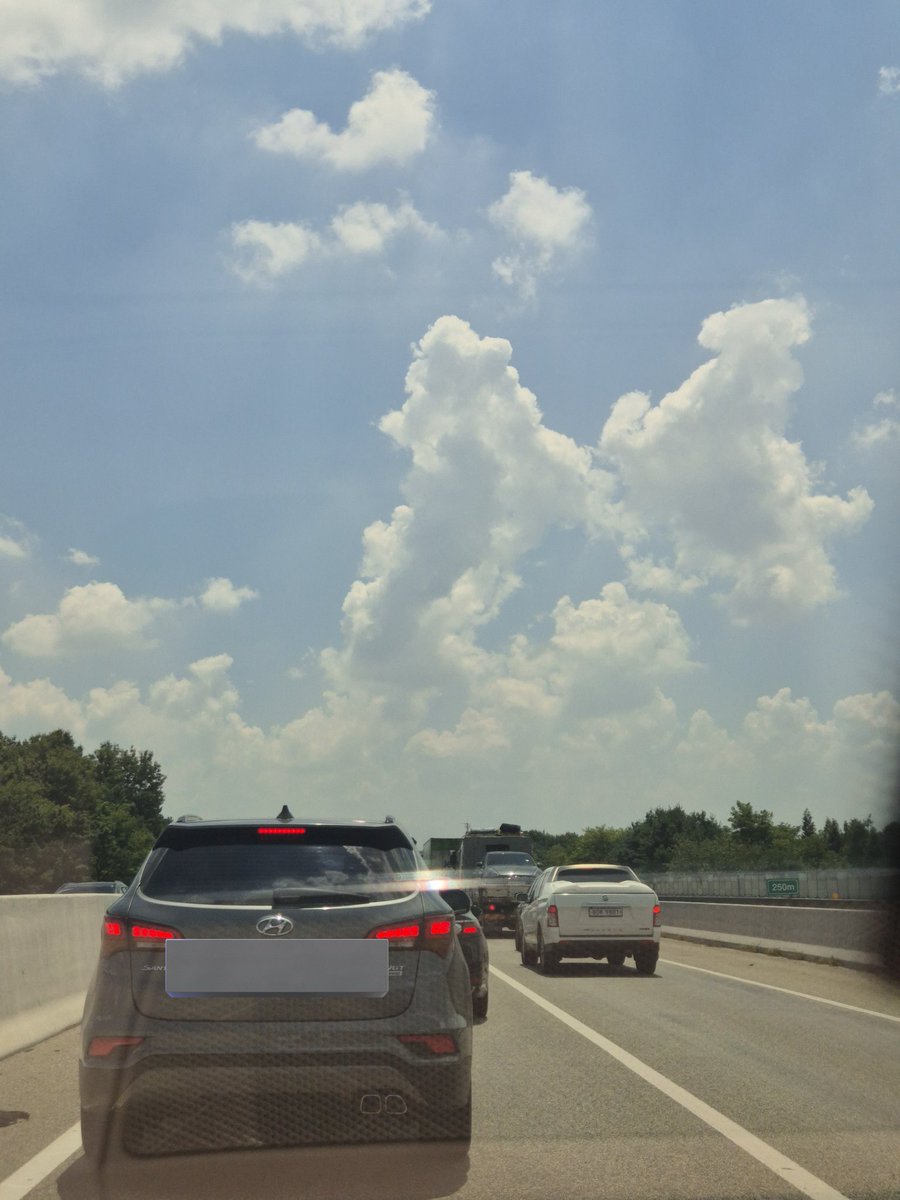 하늘도 뜨겁고 도로도 뜨겁고 나도 뜨겁고.. 하.. 갑자기 빙수가 생각나!!