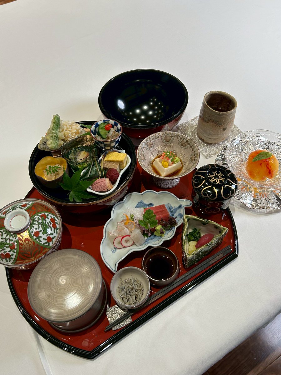 chunichishogi's tweet image. 第66期王位戦第3局1日目の昼食です
藤井聡太王位は、手毬御膳と温かいほうじ茶
永瀬拓矢九段は、彩り押し寿司と蕎麦セットにアラカルトのサーモンとホタテのタルタル仕立てを追加です
飲み物はアイスティーとアイスコーヒー(いずれも氷無し)
