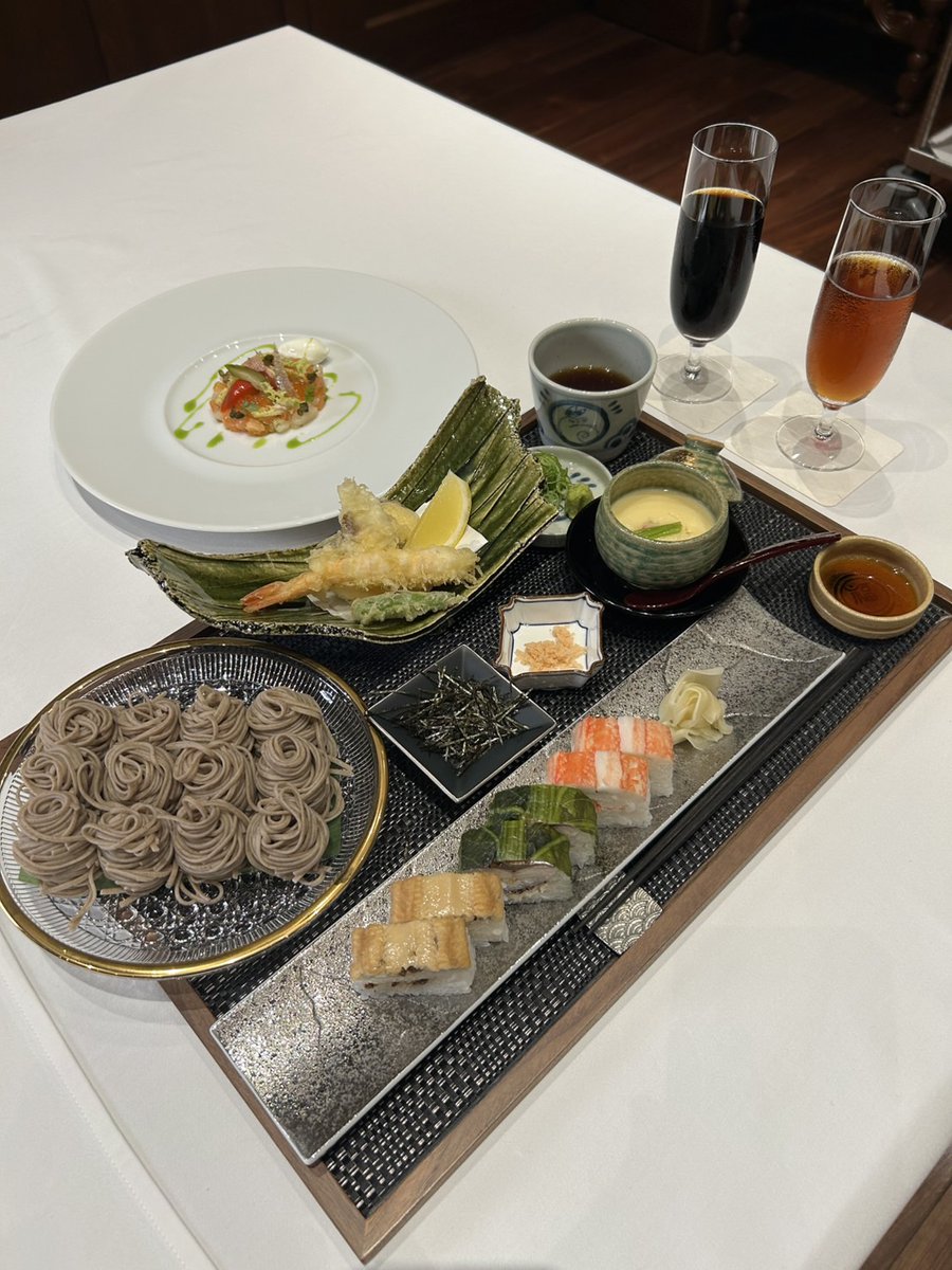 chunichishogi's tweet image. 第66期王位戦第3局1日目の昼食です
藤井聡太王位は、手毬御膳と温かいほうじ茶
永瀬拓矢九段は、彩り押し寿司と蕎麦セットにアラカルトのサーモンとホタテのタルタル仕立てを追加です
飲み物はアイスティーとアイスコーヒー(いずれも氷無し)