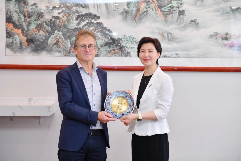 Professor Ben L. Feringa, 2016 Nobel Laureate in Chemistry and member of the Royal Netherlands Academy of Sciences, gave a lecture at BNU's chemistry building on July 17.  

Delivering a captivating talk titled “The Art of Building Small—From Molecular Switches to Motors,”