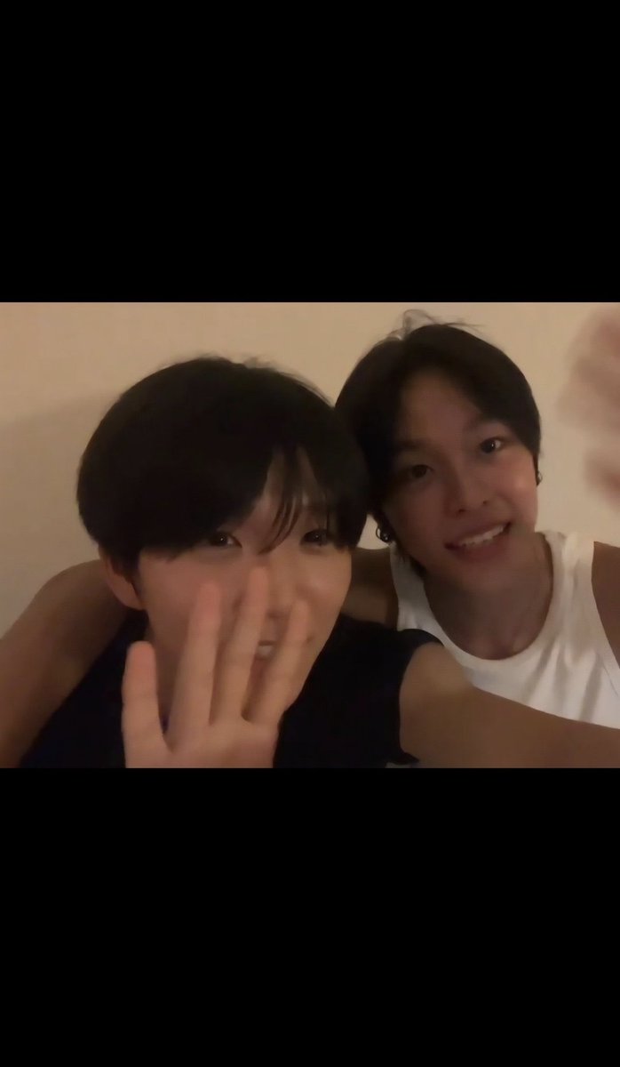jiminbootyfat's tweet image. damn they cant keep their arms from around jaehee&apos;s shoulders