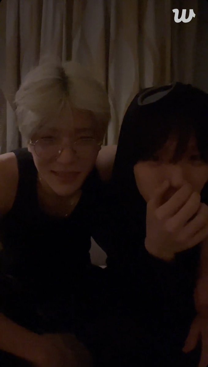 jiminbootyfat's tweet image. damn they cant keep their arms from around jaehee&apos;s shoulders