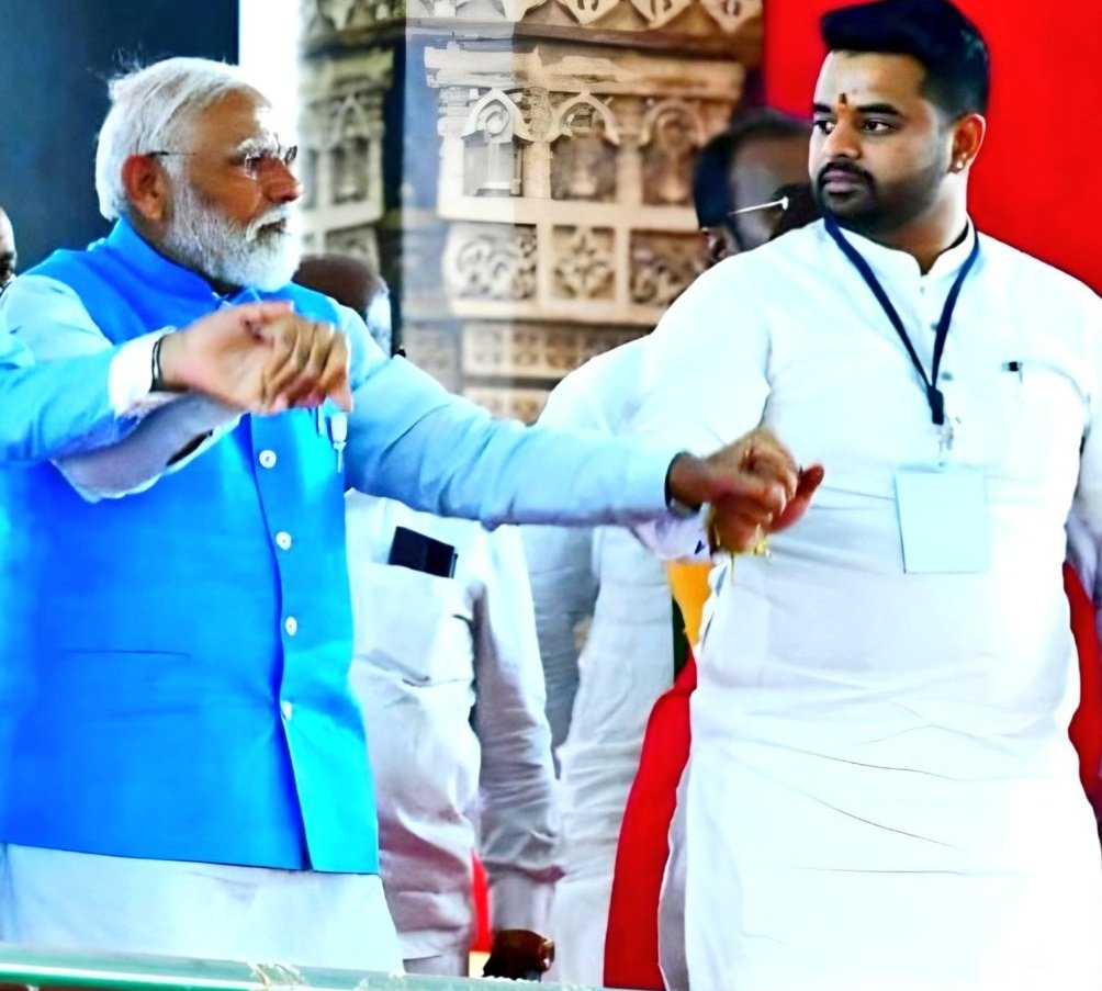 Amityadav_7272's tweet image. इनसे मिलिए इनका नाम प्रज्वल रेवन्ना है ये JDS से सांसद भी रह चुके है
इनके दादा H.D देवगौड़ा भारत के प्रधानमंत्री रह चुके है
इनके उपर 400 महिलाओं का बलात्कार करने का आरोप लगा था 2024 में, और 2976 फोटो और वीडियो भी सामने आई थी
और अभी ये विदेश फरार है ( जर्मनी) SIT और CBI इस…