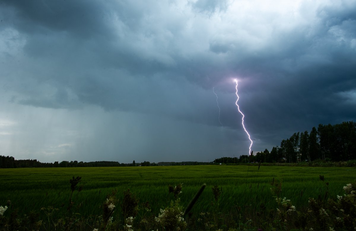 Kirkas maasalama eilen Kannuksesta. #lightning #ukkonen