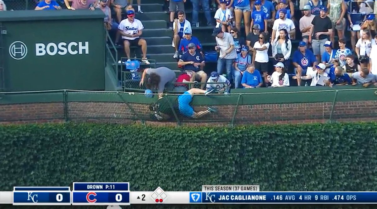 23cmcpadres's tweet image. I didn’t even notice this at first but this dude fell into the basket over the ivy on the Jac Caglianone homer lol
