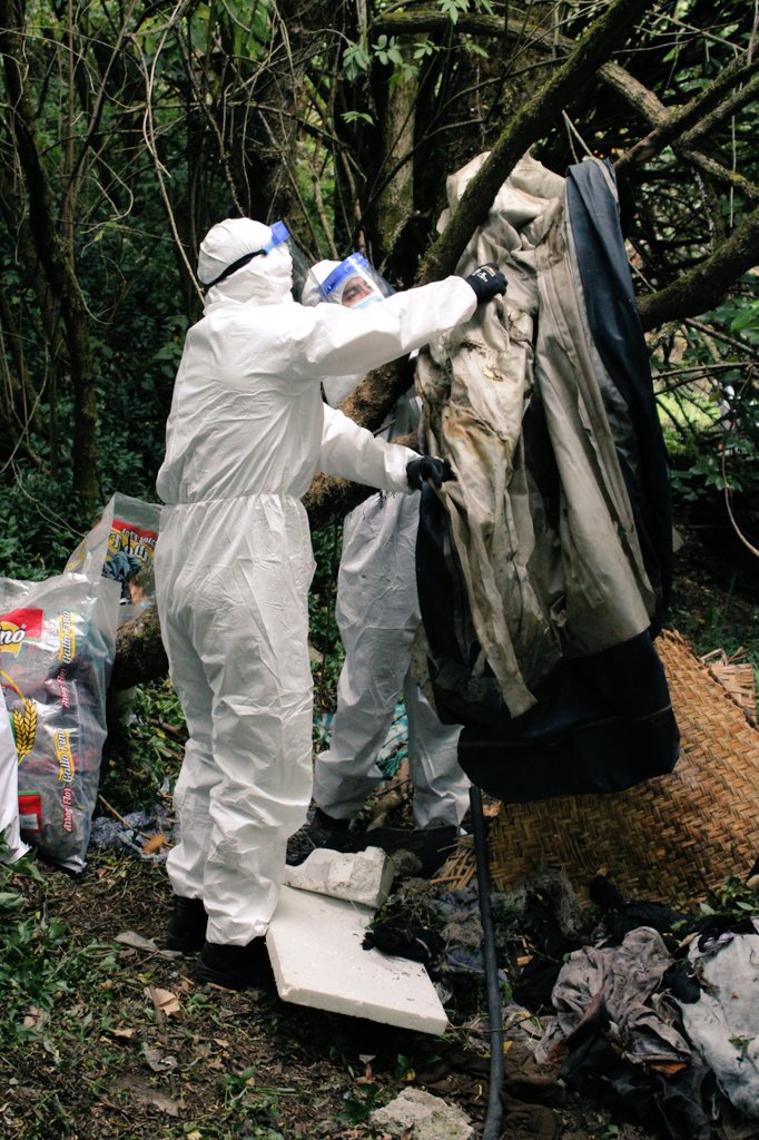 groninty's tweet image. 🌊 Machángara: El río que grita auxilio 🚨

@ichthion realizó la primera limpieza técnica y caracterización de basura sólida en el río #Machángara.

Tuvimos que usar trajes de bioseguridad: el nivel de contaminación es extremo. ☣️☠️

📉 Un río debería tener 80% de oxígeno. El…