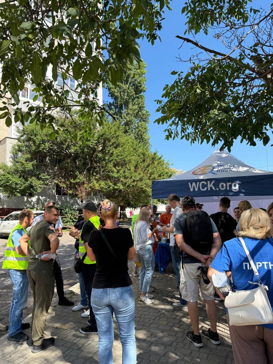 WCKitchen's tweet image. Just hours after a nighttime drone attack hit a residential building in Odesa, our #ChefsForUkraine team was on the ground serving hot meals, sandwiches, water, and warm drinks to affected families and emergency crews. Responders rescued six people from the rubble of the…