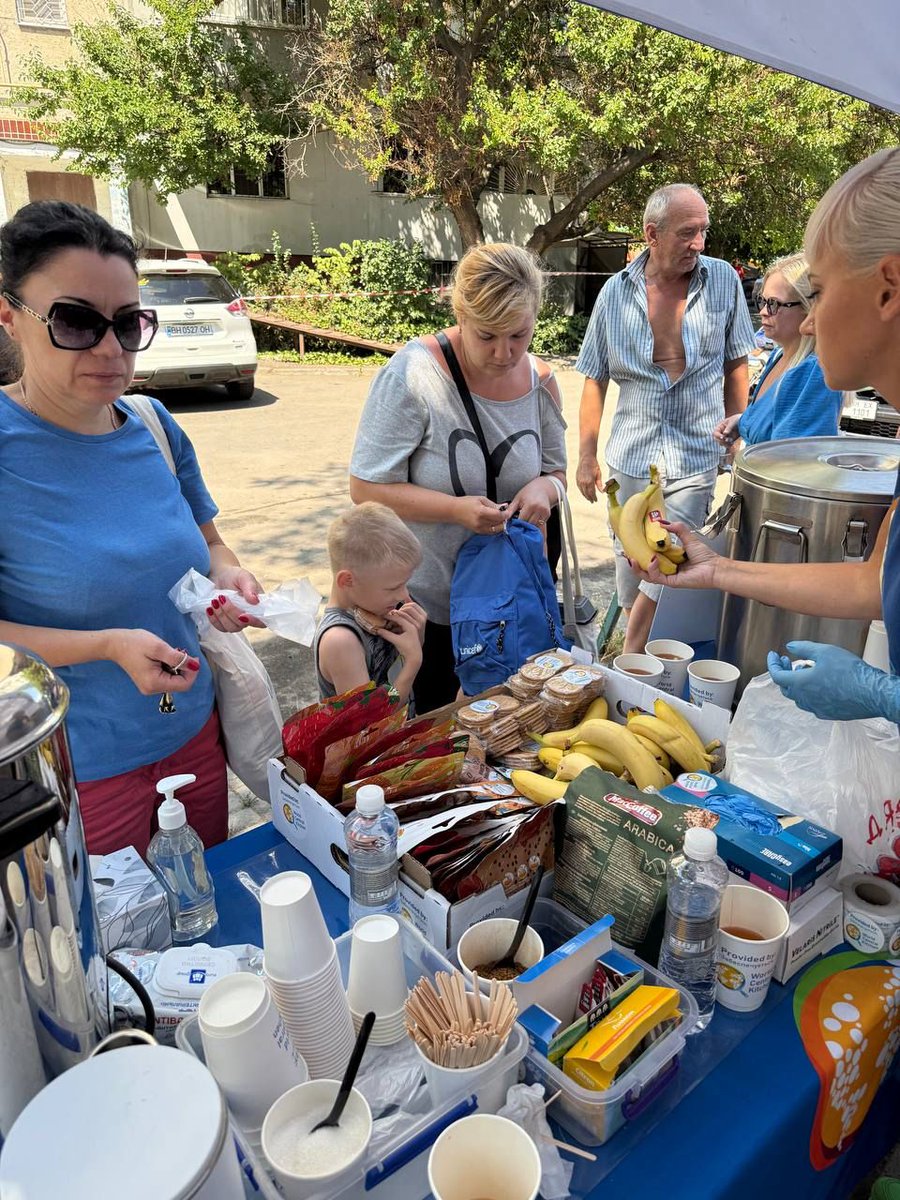 WCKitchen's tweet image. Just hours after a nighttime drone attack hit a residential building in Odesa, our #ChefsForUkraine team was on the ground serving hot meals, sandwiches, water, and warm drinks to affected families and emergency crews. Responders rescued six people from the rubble of the…
