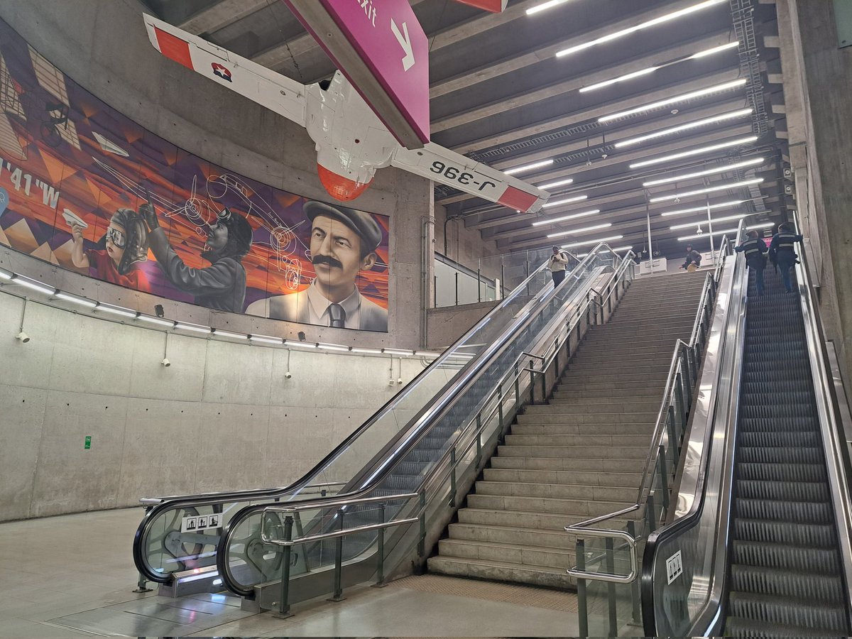 El metro chileno es una maravilla 
¡a cuidarlo! Línea 3 Cerrillos, hermosa y si ven bien en la escala dos mujeres guardias
<a href="/metrodesantiago/">Metro de Santiago - #50Años</a>