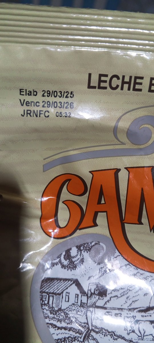 Ayer compré leche La Campiña y preparé café con leche. Mi hija me dijo que el sabor estaba horrible. Minutos después vean la masa que se formó. Es asqueroso. Parece harina o quien sabe qué nos están dando. Volví a preparar y salió igual. Una masa asquerosa abajo.