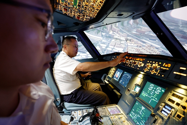ChinaScience's tweet image. China's first domestically produced A320 Level 5 Flight Training Device (FTD) was delivered on Friday. Equipped with an ultra-wide-angle virtual image collimated visual system, the device can simulate 300 different system failure scenarios, marking a breakthrough in domestic…
