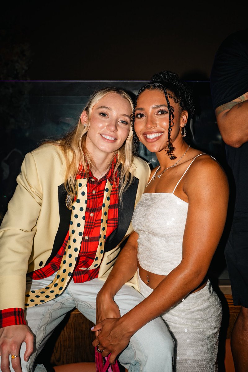 For all the Paige &amp; Azzi fans out there using that pic I took, please have the cleaner version lol that TikTok screenshot yall using damn near chopped 😂