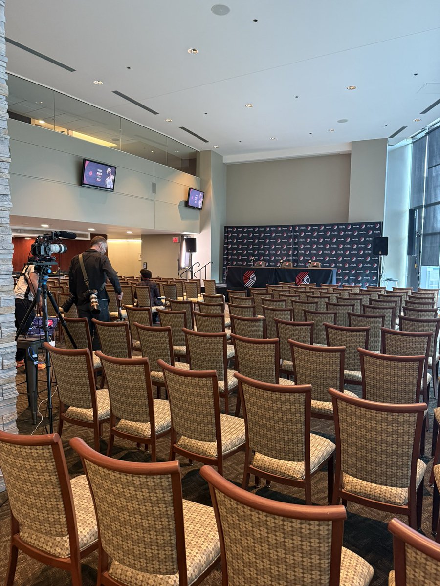 BrennaGreene_'s tweet image. Yeah so this is a bit different than other Blazers press conferences I have attended 😂