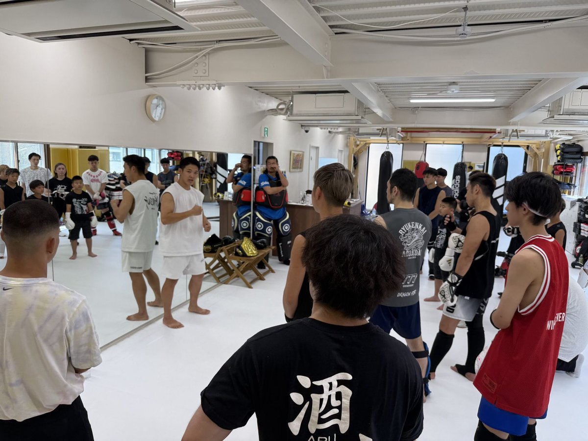 ONE世界王者 野杁正明によるスペシャルセミナーin VASILEUS GYM👑

格闘技経験を持つアマ・プロ選手を中心に多くの受講者が集い、野杁選手が実戦で効果を証明した2つの必勝技を直接伝授しました！
たくさんの質問も飛び交い、大いに盛り上がりました🙌

次回はどの選手のセミナーかな？🫣お楽しみに‼️