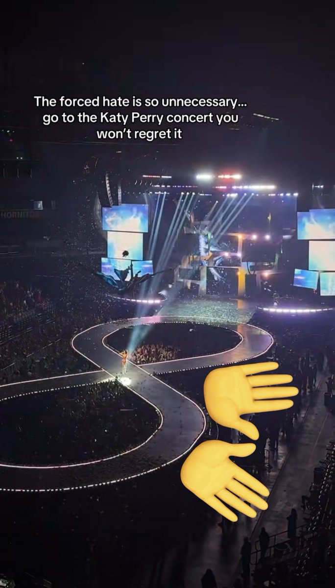 popverseHD's tweet image. VEXAME! Katy Perry mente em Instagram dizendo que seu show estava sold out
A cadeira passou vergonha ao ser desmentida por fotos e vídeos mostrando inúmeras cadeiras vazias, após não conseguir vender ingressos por menos de 30 dólares.