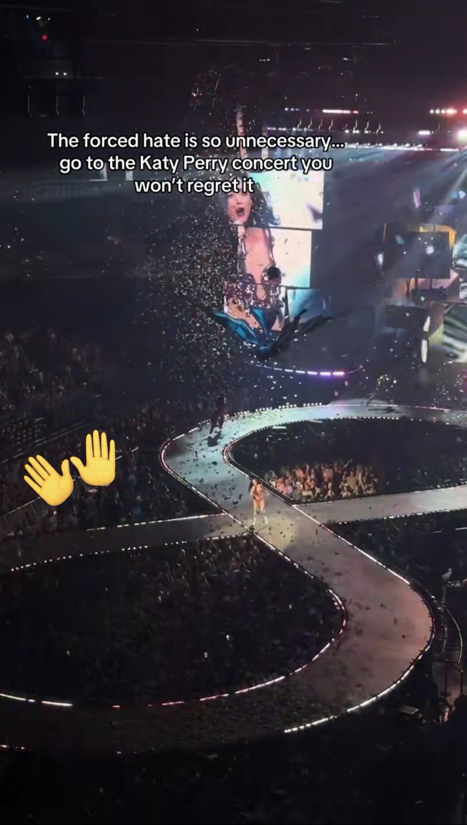 popverseHD's tweet image. VEXAME! Katy Perry mente em Instagram dizendo que seu show estava sold out
A cadeira passou vergonha ao ser desmentida por fotos e vídeos mostrando inúmeras cadeiras vazias, após não conseguir vender ingressos por menos de 30 dólares.