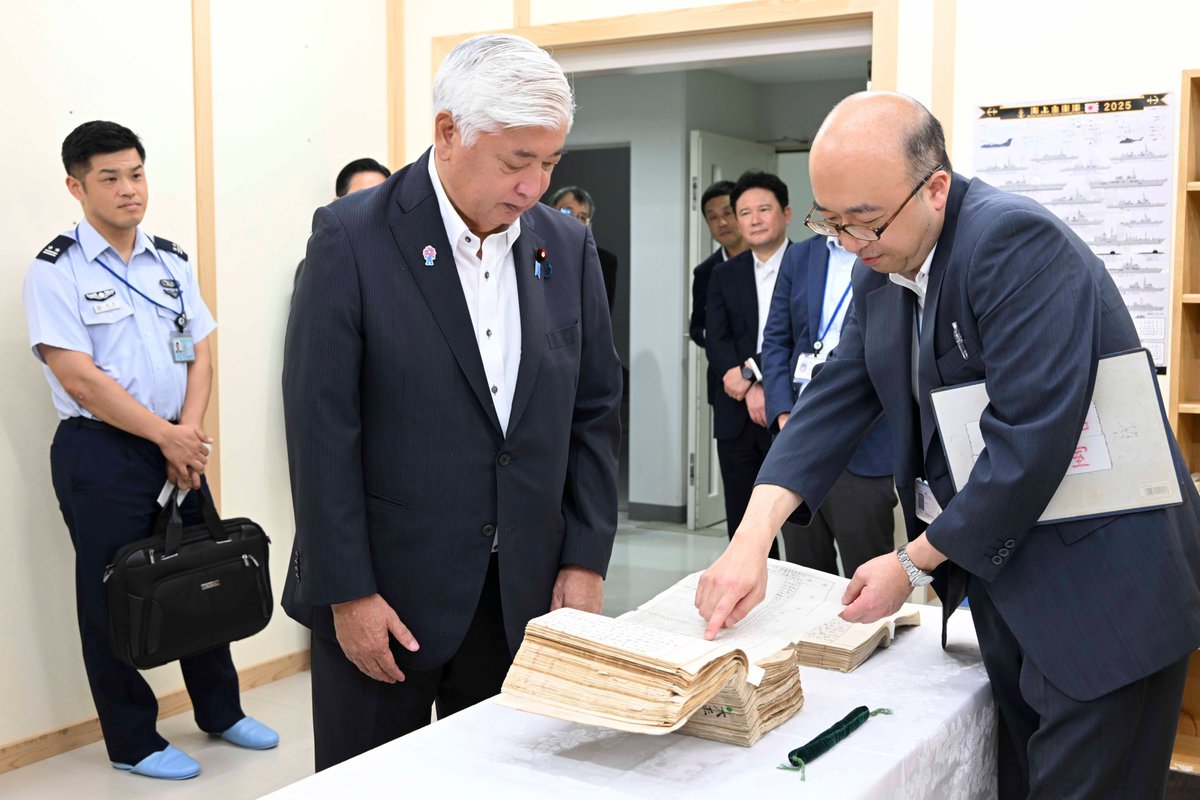 Nids1952's tweet image. 令和7年7月18日(金)、中谷防衛大臣が防衛研究所を視察されました。
視察では、防衛研究所の概況説明、専門研究員による安全保障情勢ブリーフィングののち、第2期安全保障戦略特別課程の教育、史料庫及びエントランス展示史料をご確認頂きました。