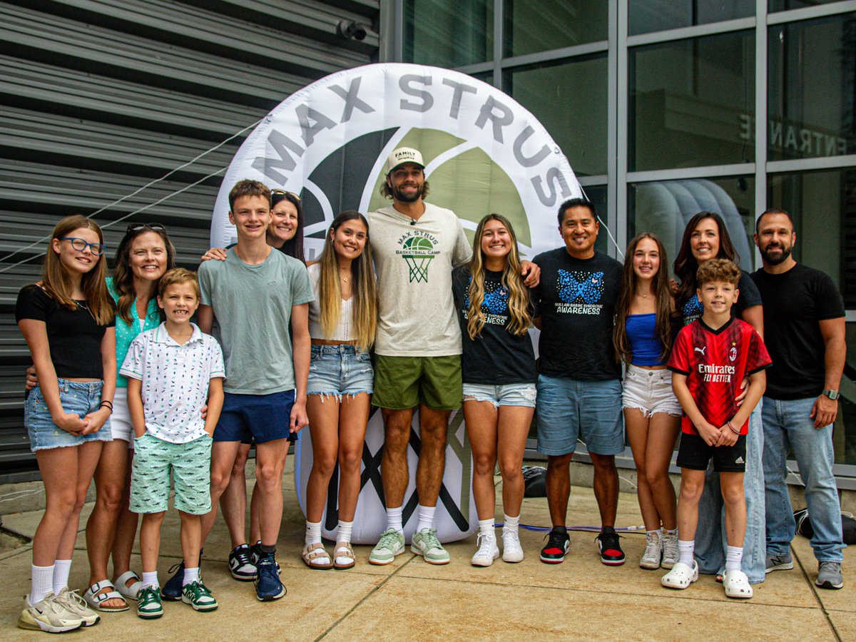 Xavier_Sanchez4's tweet image. Stopped by @StaggHighSchool for the @maxstruscamps last week.
Always amazed by the job they do with camp.
This year, I caught up with Strus, a couple of campers, Cavs Coach Kenny Atkinson, and the first recipient of the Gary Strong Award, Paityn Castillo.
READ “NBA player and…