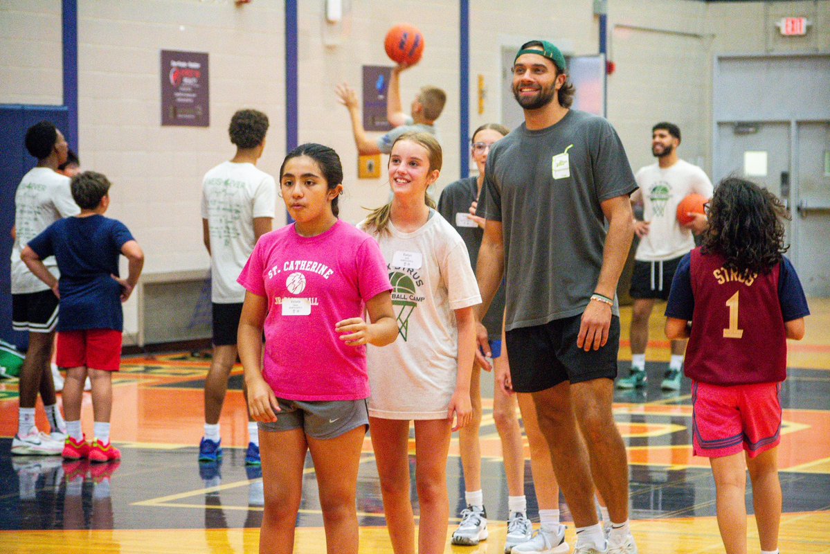 Xavier_Sanchez4's tweet image. Stopped by @StaggHighSchool for the @maxstruscamps last week.
Always amazed by the job they do with camp.
This year, I caught up with Strus, a couple of campers, Cavs Coach Kenny Atkinson, and the first recipient of the Gary Strong Award, Paityn Castillo.
READ “NBA player and…