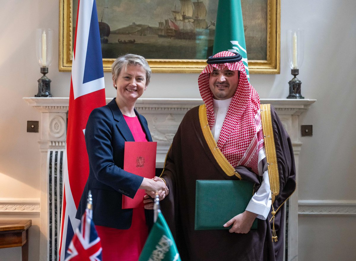 AbdulazizSNA's tweet image. عقدنا اليوم في لندن اجتماعاً مع الجانب البريطاني تناولنا فيه سبل تعزيز التنسيق بين وزارتي الداخلية في البلدين، كما بحثنا عدداً من أطر التعاون في ظل شراكتنا الإستراتيجية، وتعاوننا المستمر في كافة المجالات الأمنية. كما وقعنا عدداً من الاتفاقيات الأمنية التي تؤكد متانة العلاقات…