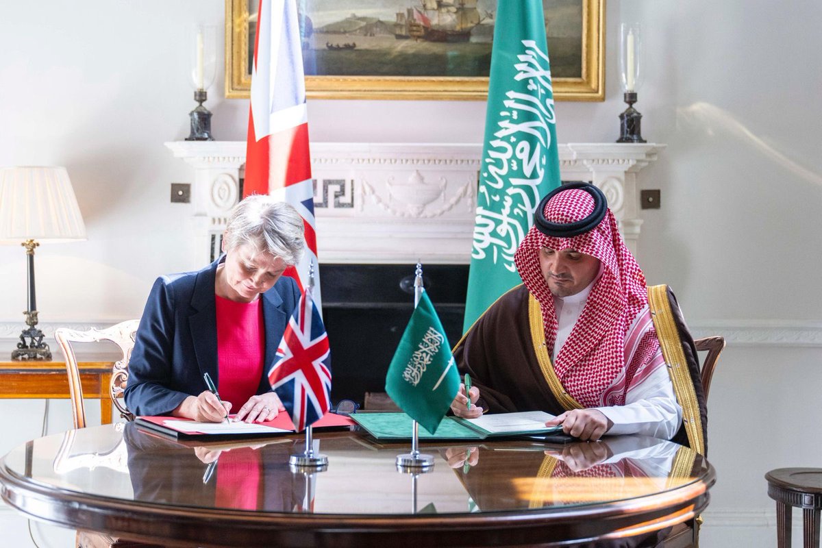 AbdulazizSNA's tweet image. عقدنا اليوم في لندن اجتماعاً مع الجانب البريطاني تناولنا فيه سبل تعزيز التنسيق بين وزارتي الداخلية في البلدين، كما بحثنا عدداً من أطر التعاون في ظل شراكتنا الإستراتيجية، وتعاوننا المستمر في كافة المجالات الأمنية. كما وقعنا عدداً من الاتفاقيات الأمنية التي تؤكد متانة العلاقات…