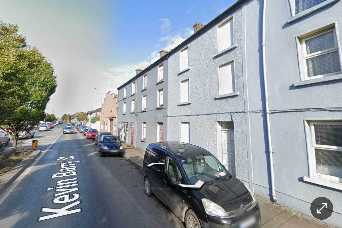 These buildings have been empty for years.
This is a result of #DerelictIreland.

They only got a new coat of paint when Biden visited.

#Ballina