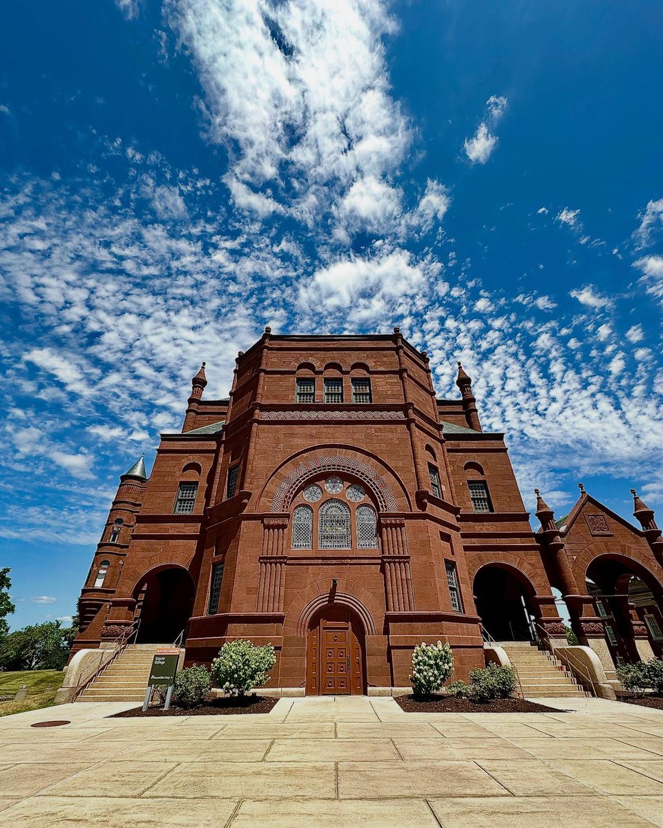 SUAlums's tweet image. blue skies, fluffy clouds and campus looking absolutely picturesque ☀️☁️