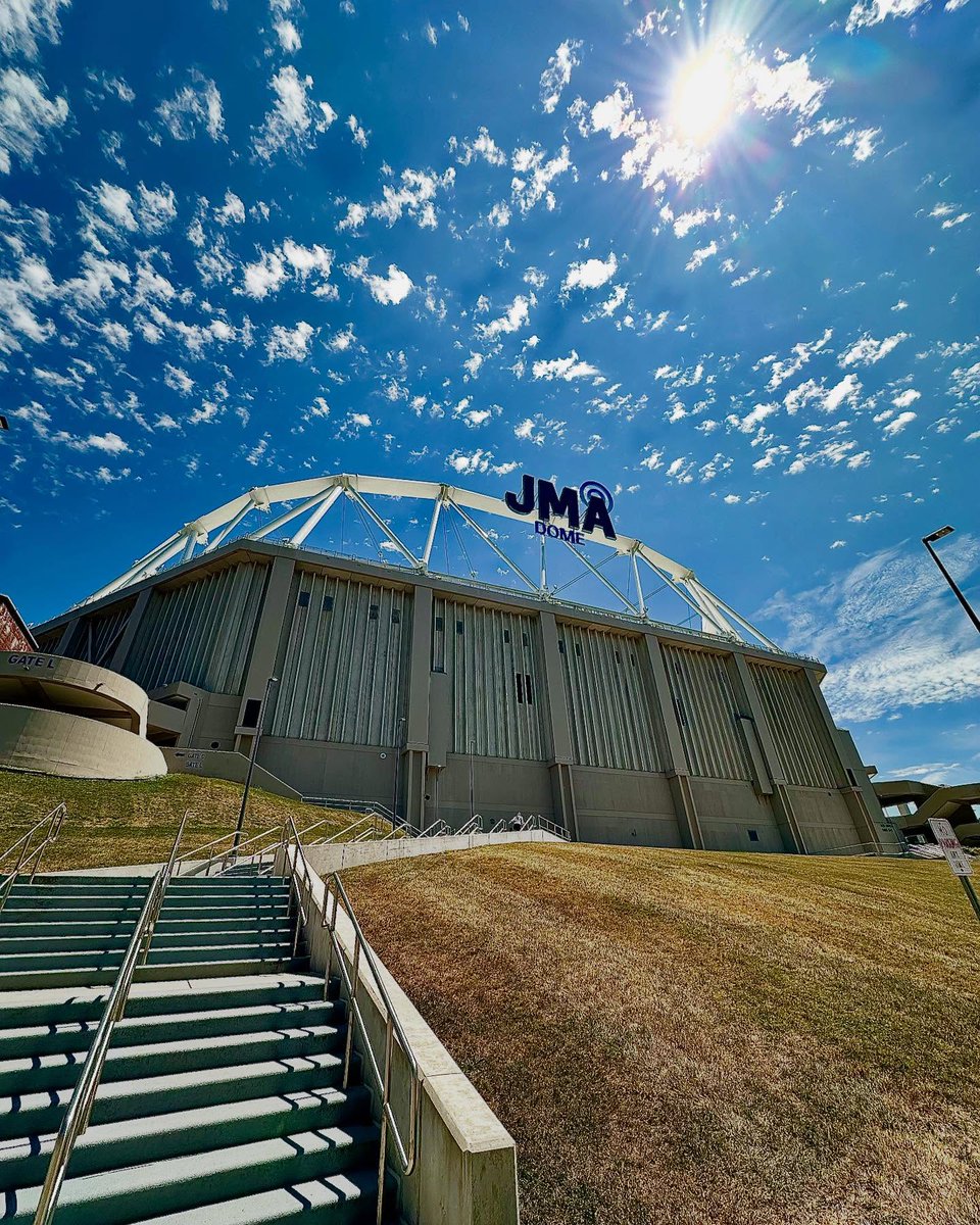 SUAlums's tweet image. blue skies, fluffy clouds and campus looking absolutely picturesque ☀️☁️