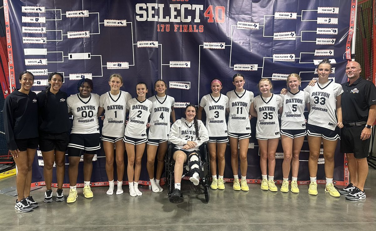 One more with the whole 2030 team🖤🏀🤍