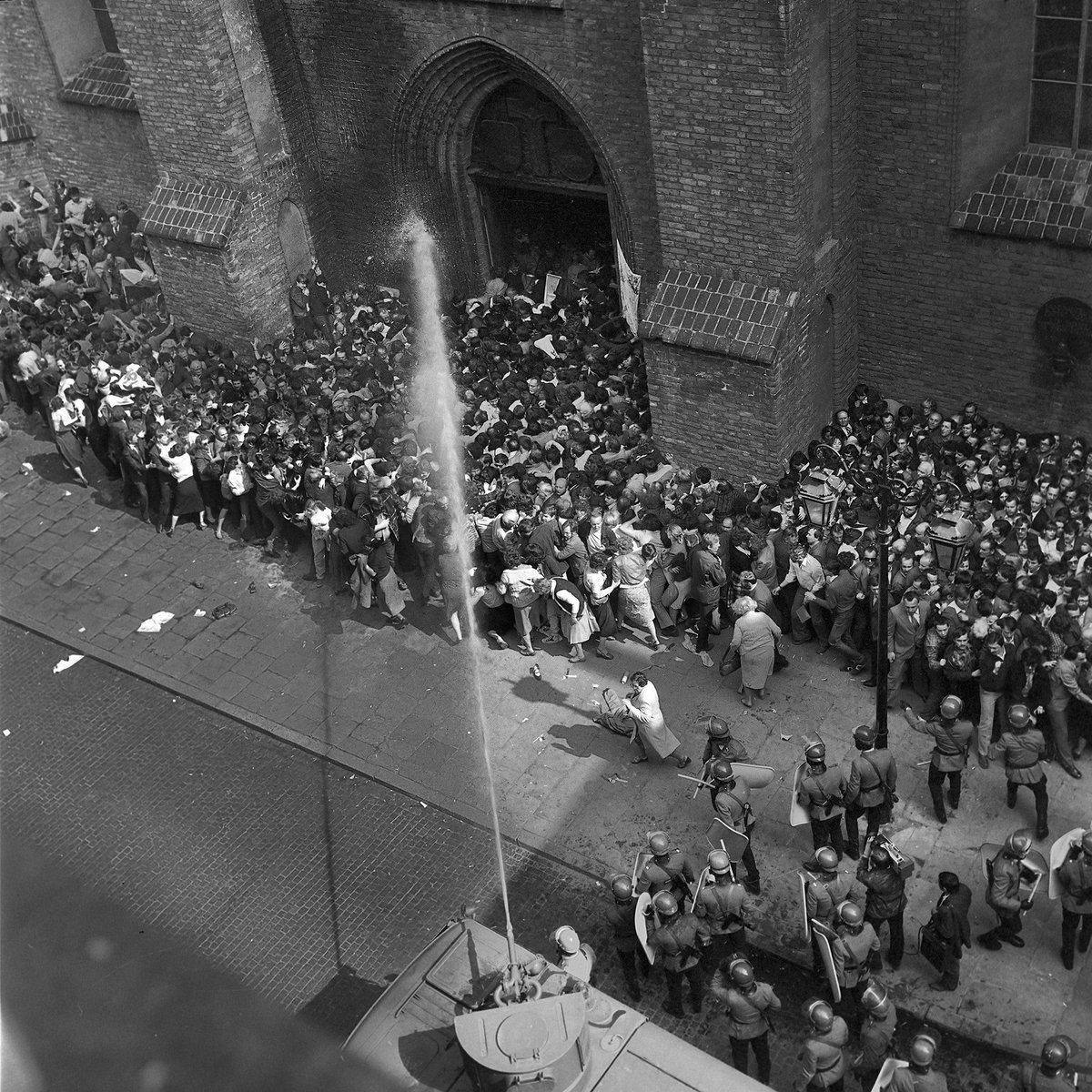 2dayinsocialism's tweet image. On July 22nd, 1983, the Polish government ended the martial law it had imposed a year and half earlier. They imposed it to suppress opposition, such as Solidarity. Dissidents had been subjected to beatings and brutality, and 91 had been killed.