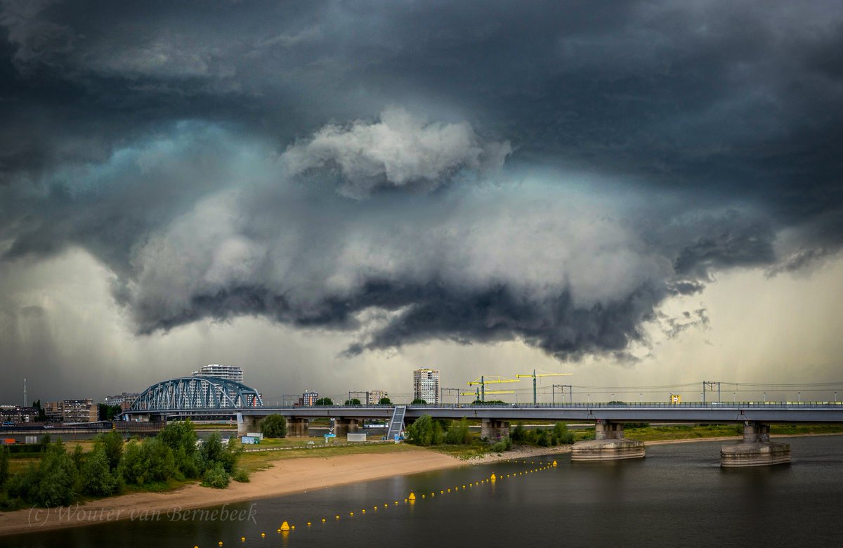 StormchaserNL's tweet image. ⛈️ Supercell boven Nijmegen-stad gisteren rond 16u! Op mijn foto hieronder is een wallcloud te zien: een flinke uitzakking onder de wolkenbasis die roteert. Ik heb deze opname gemaakt boven de Spiegelwaal... #onweer