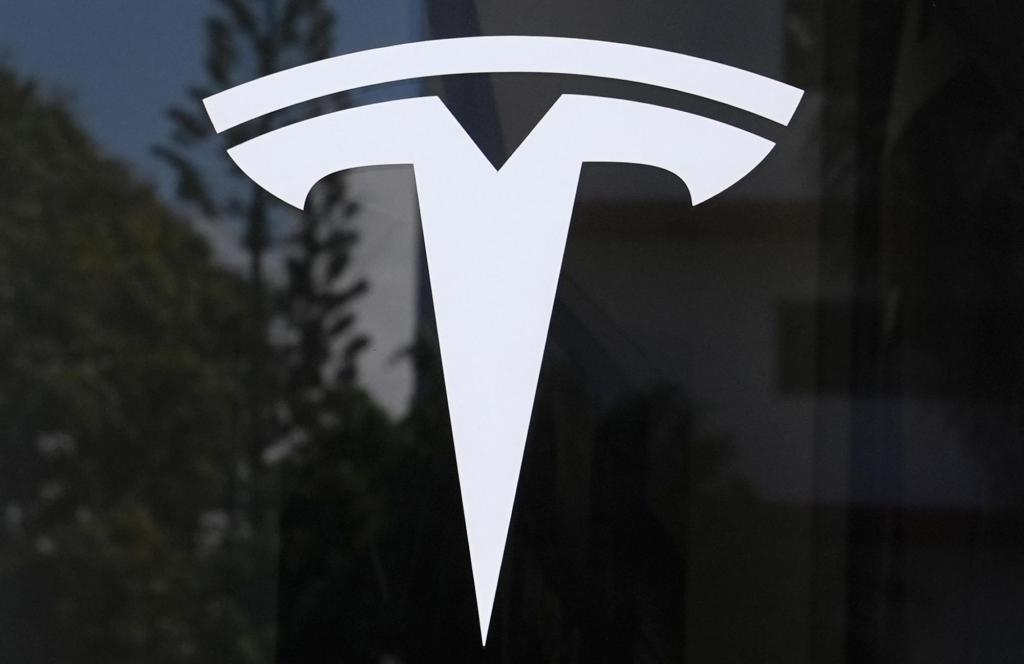 orlandosentinel's tweet image. Looming over two cases threatening Musk’s car company is a single question: Can he be trusted? trib.al/ZHM8VBW
