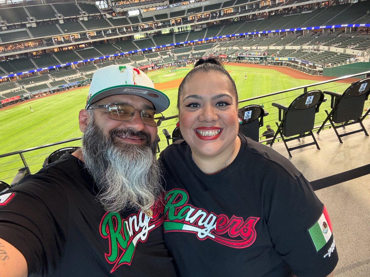LuciaRdz77's tweet photo. @Rangers game with the hubby. #globellifeoftheparty https://t.co/gL8OhKjEyU