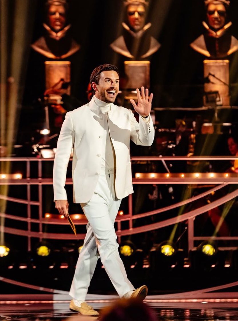 A_ri_26's tweet image. Jonathan Bailey:&apos;The man,the myth,the antidote to toxic masculinity
I love tat he’s become a heartthrob thru kindness, humour,vulnerability &amp;amp; feminist allyship.
And if he’s the future of leadin men, We’re in very good hands’

🥹♥️

🔗: [stylist.co.uk/entertainment/…]

#jonathanbailey