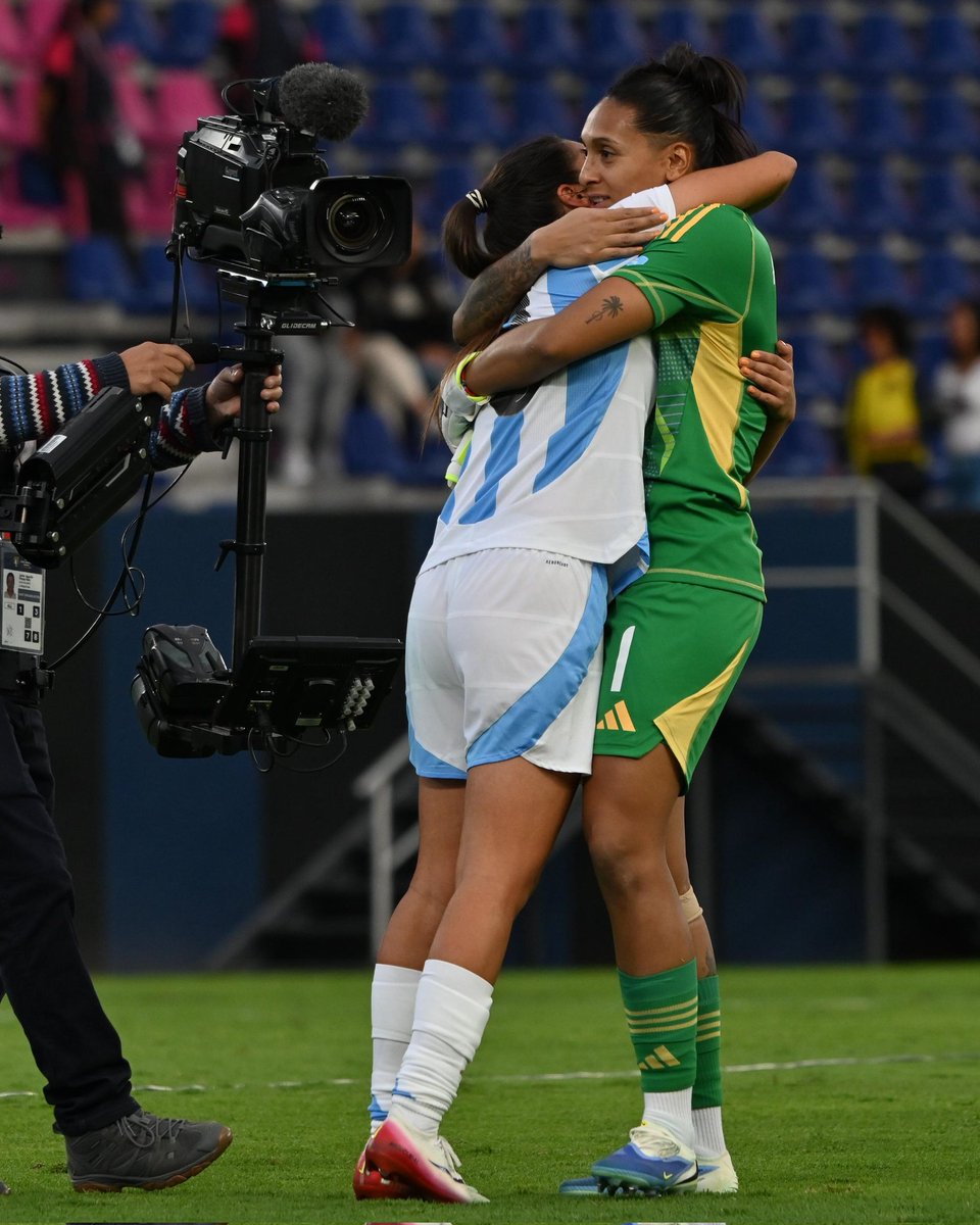 SanLorenzo's tweet image. #FútbolFemenino 🏆 ¡CLASIFICADAS! 🇦🇷
Argentina derrotó 1-0 a Perú (gol de Yamila Rodríguez) y se metió en la semifinal de la #CopaAmérica, en Ecuador.
Maricel Pereyra, Solana Pereyra y Vanina Preininger fueron titulares, mientras que Virginia Gómez estuvo en el banco.
📸 AFA…