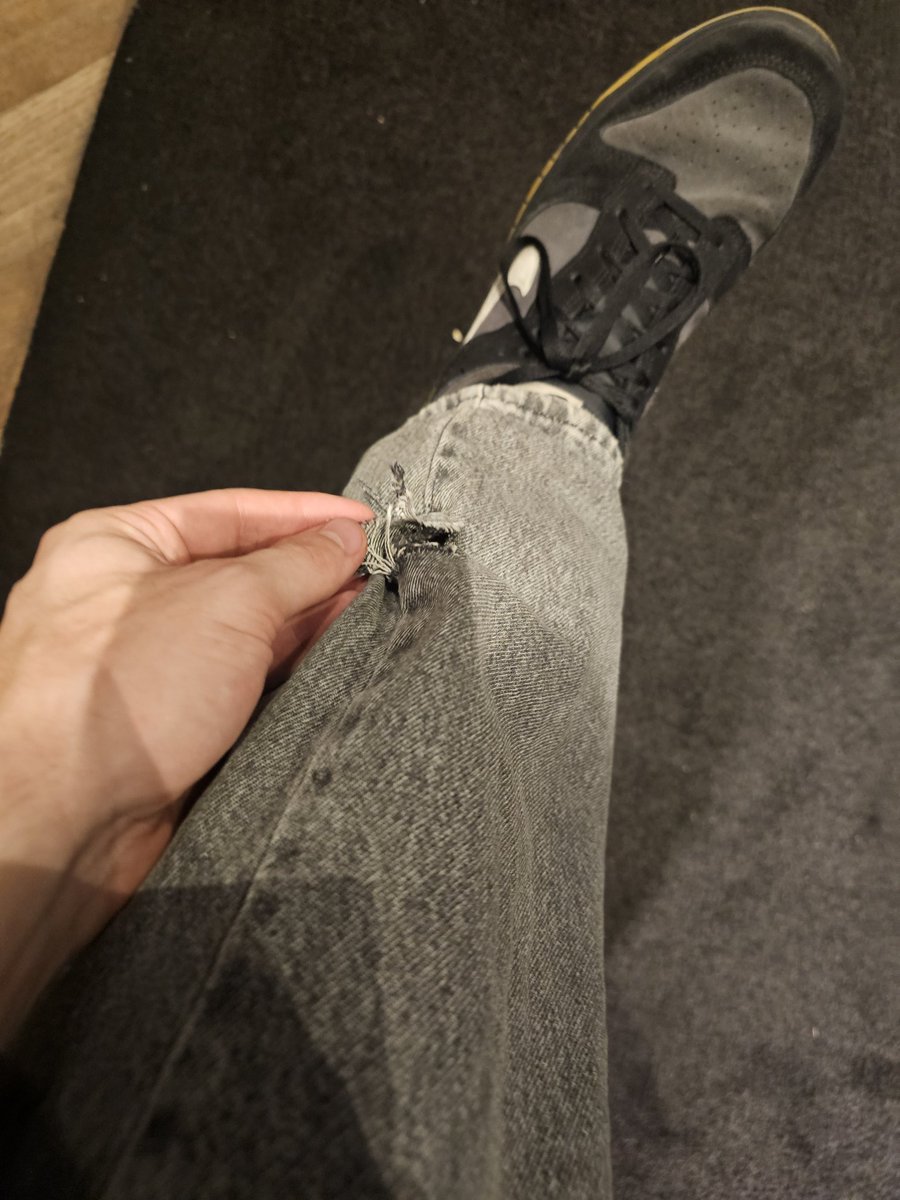 renger1412's tweet image. I RIPPED MY BRAND NEW JEANS AT WORK IM GONNA FUCKING CRY THEY&apos;RE NOT EVEN A WEEK OLD