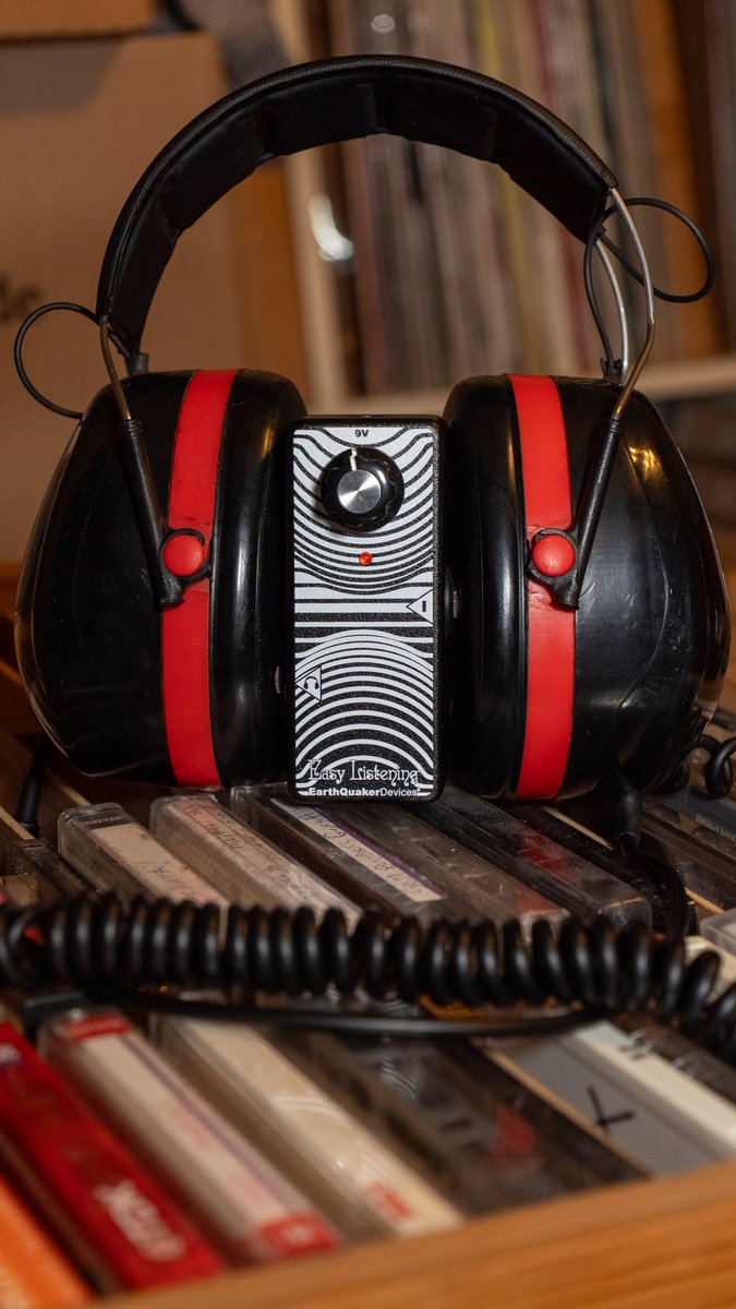 EarthquakerJP's tweet image. Easy Listening(イージーリスニング)の出力にはクラスABドライバーを採用し、ヘッドホンを介して解像度が良く、ノイズが少ない音での演奏が可能です。
手軽に、そして静かに録音や練習をしたい方には最高の相棒です。ペダルの乗りも良いので、ペダルチェーンの一番最後に使ってみてください。…