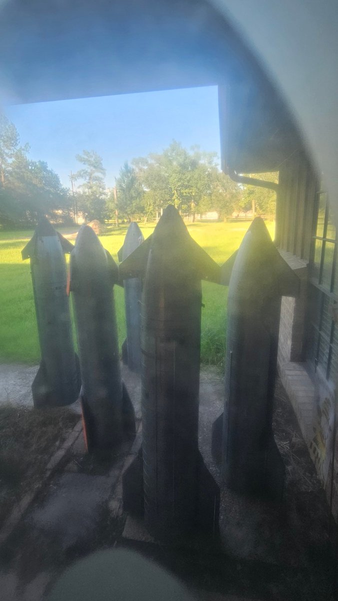 smolship1's tweet image. Do I open the front door???