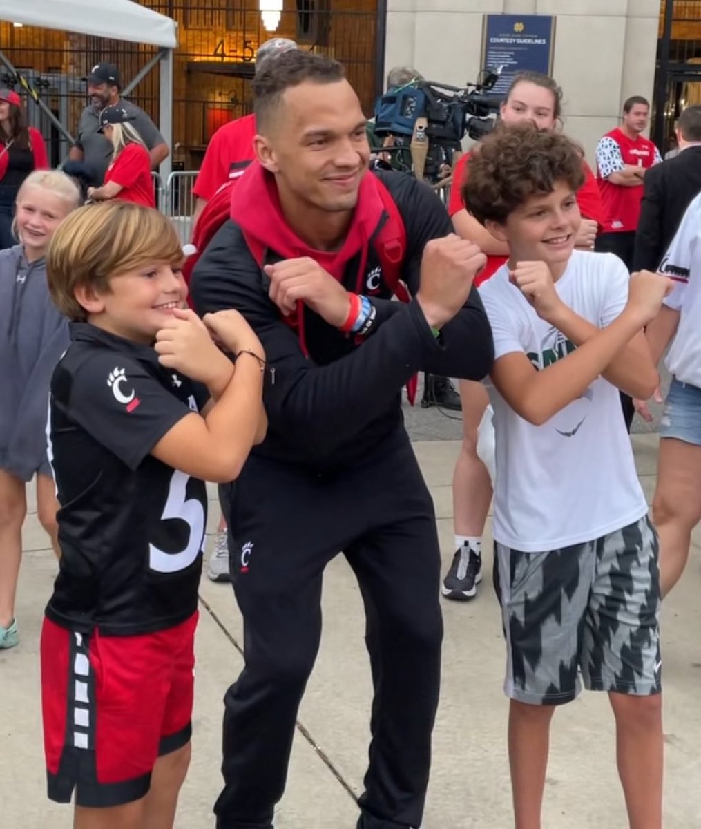 CalebNoeTV's tweet image. Zac Taylor offered Desmond Ridder a scholarship 9 years ago.
Zac was at UC.
Des was at St. X HS in Louisville.
Today, I asked Zac what he remembers from back then.
“He brought receivers. He conducted the workout … I was pleased to see the leadership.”
This is very cool…