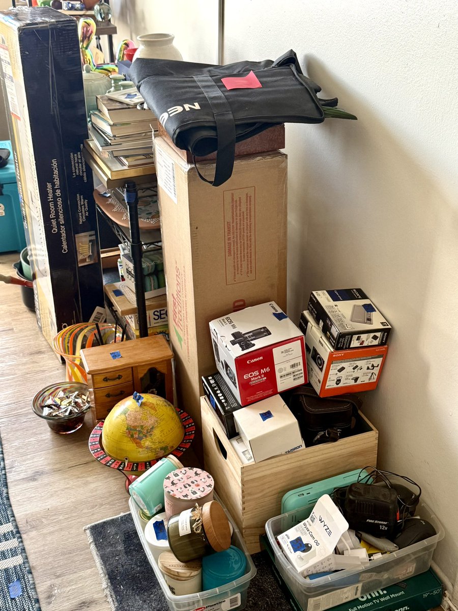 JoeHollywoodLA's tweet image. What a day!!!! ๐ฎโ๐จ
The 3 estate sale photographers finally left. They arrived at 8 AM & have been photographing everything for the estate sale auction all day.
What a great group! They kept checking in with me to see how I was doing ๐ฅฐ
LOTS to sellโฆ Total chaos now! ๐๐คทโโ๏ธ๐