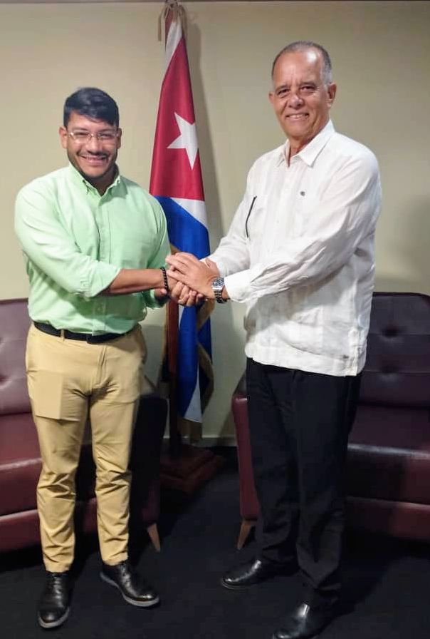 Bienvenido hermano Rander Peña en tu primera visita oficial como Secretario Ejecutivo del <a href="/ALBATCP/">ALBA</a>. #Cuba🇨🇺 seguirá contribuyendo a la implementación de la Agenda Estratégica 2030 para el fortalecimiento de la Alianza Bolivariana de los Pueblos de Nuestra América.
#ALBAUnida