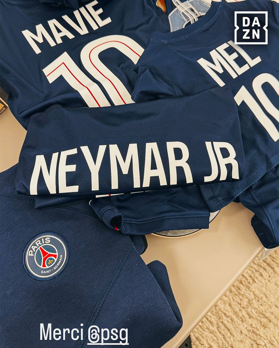 DAZNFootball's tweet image. PSG send special gift to Neymar Jr. and his family🎁🇧🇷
Personalized shirts were delivered as a tribute to their former star💙