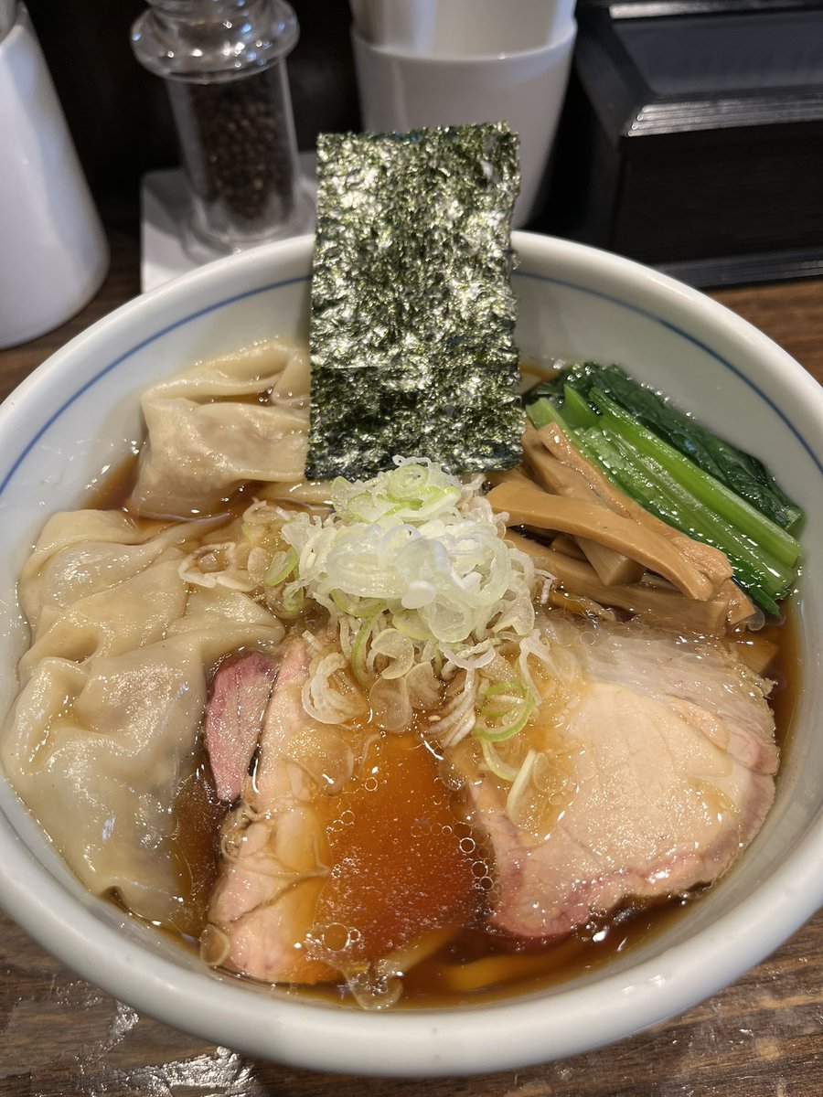 おはようございます🌞
暑いですねぇ…

昨日から新しくレギュラーメニューでワンタン中華そば始まってます‼️

餡がしっかり入った、大判のワンタンです💁🏻‍♂️

外を出歩くには厳しい気温ですが、ご来店お待ちしております‼️