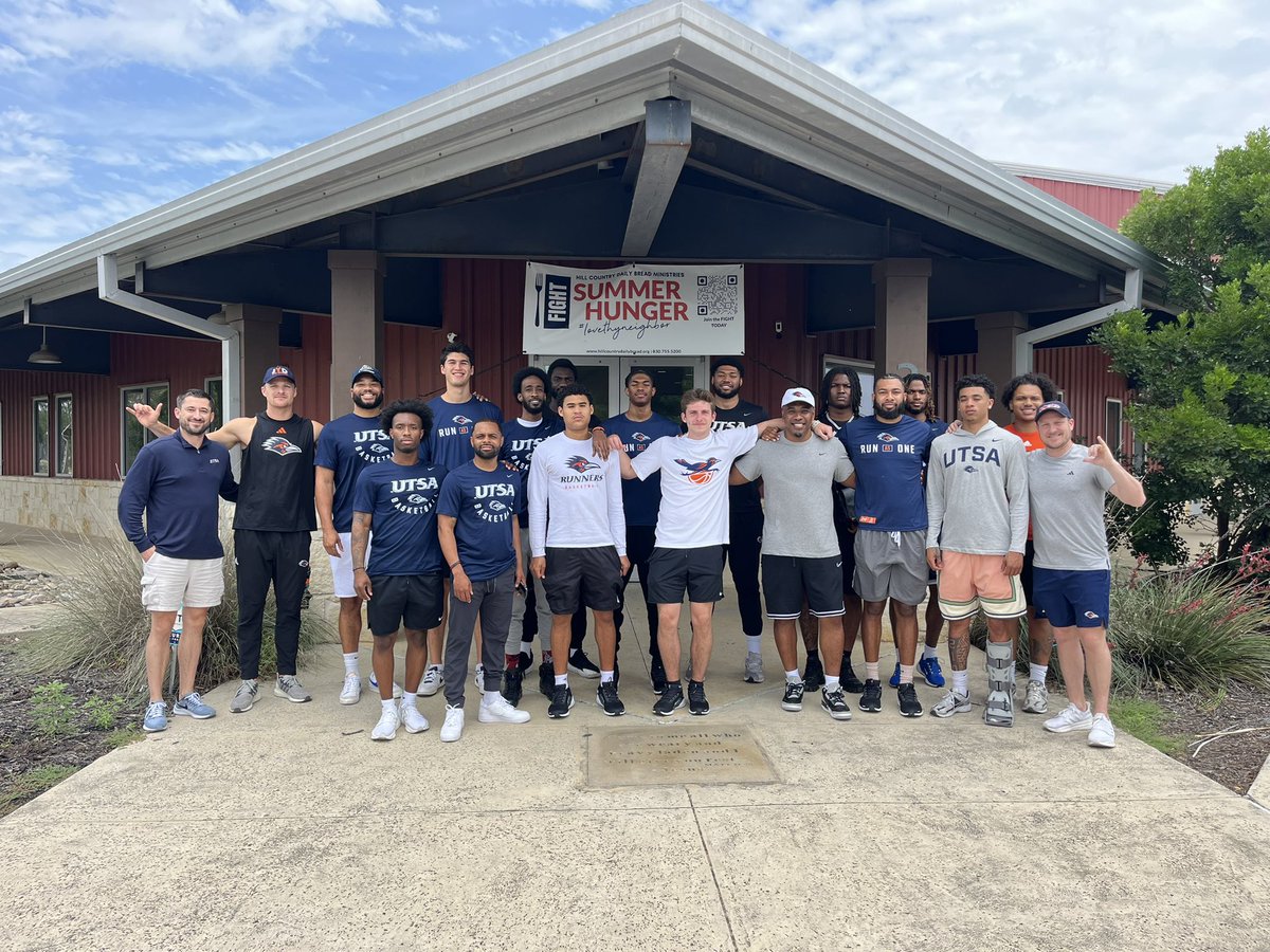 JBrooksLovesU's tweet image. Grateful to be a part of a program with a coach that values the community + our young men’s connection to said community as much as @CoachAClaunch does w/ @UTSAMBB
Thank you to @HCDailyBread for welcoming us to serve as you support communities of need following recent floods in…