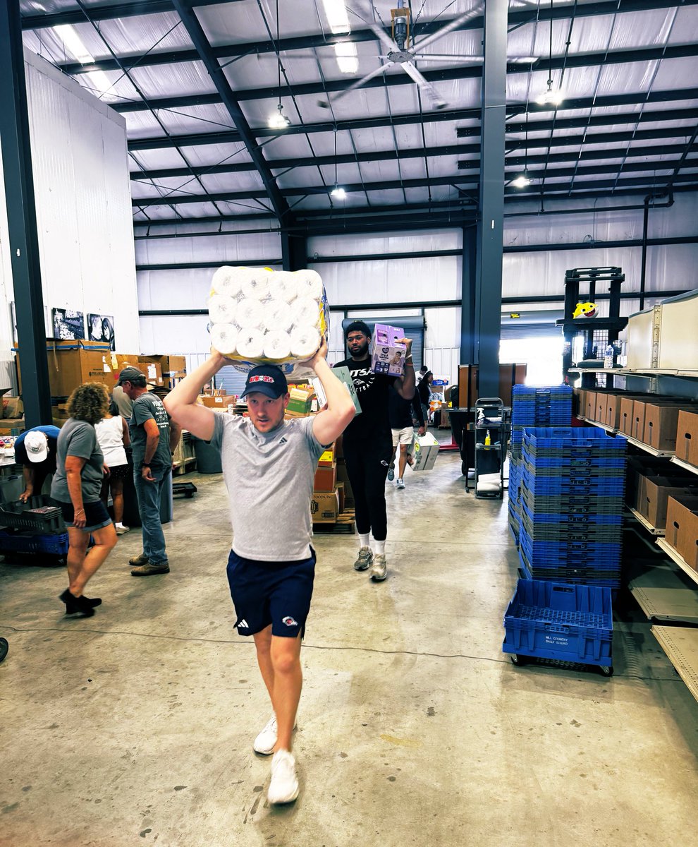 JBrooksLovesU's tweet image. Grateful to be a part of a program with a coach that values the community + our young men’s connection to said community as much as @CoachAClaunch does w/ @UTSAMBB
Thank you to @HCDailyBread for welcoming us to serve as you support communities of need following recent floods in…