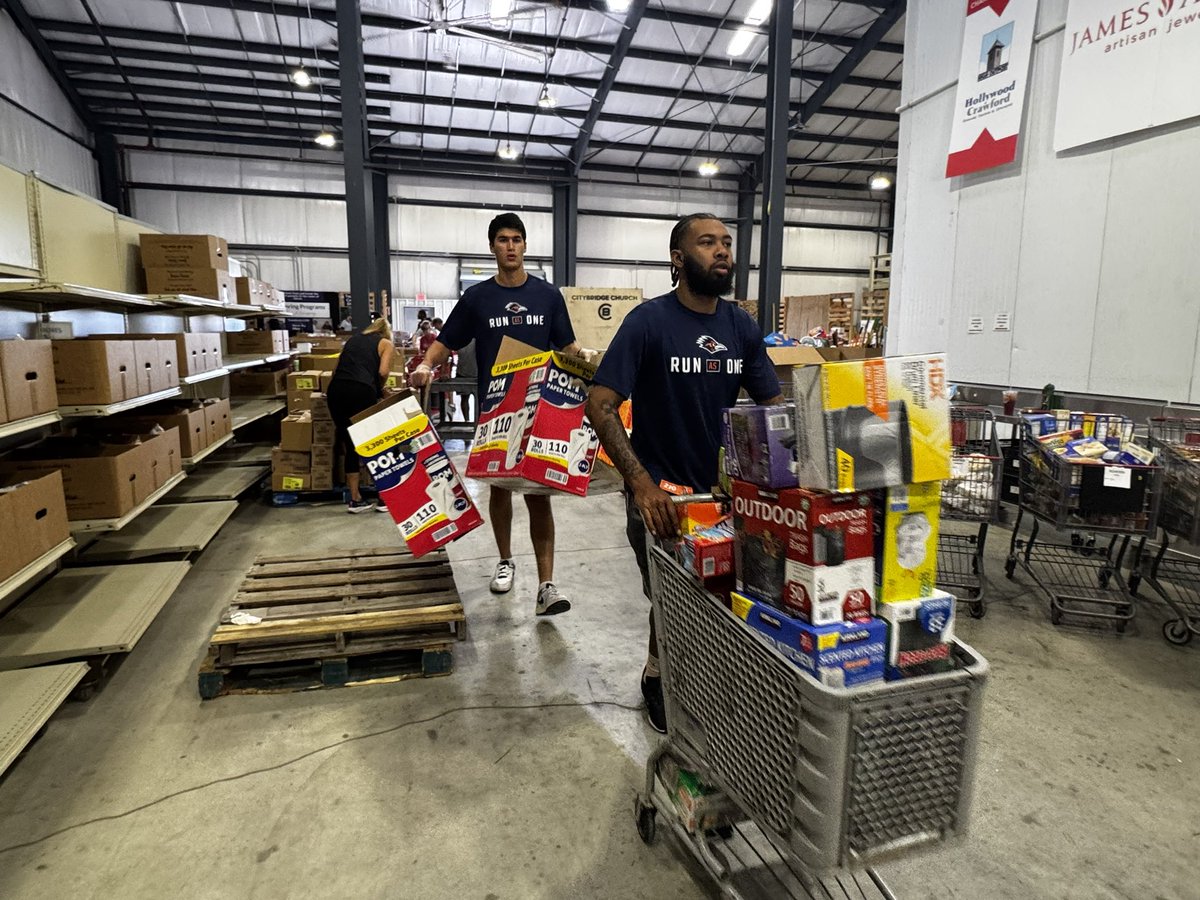 JBrooksLovesU's tweet image. Grateful to be a part of a program with a coach that values the community + our young men’s connection to said community as much as @CoachAClaunch does w/ @UTSAMBB
Thank you to @HCDailyBread for welcoming us to serve as you support communities of need following recent floods in…